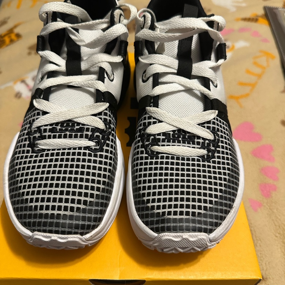 Kids size 5 LeBron Witness Nike Basketball shoes